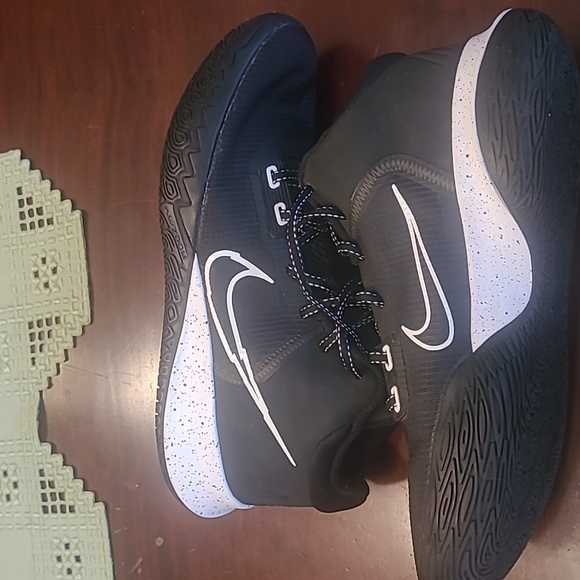 Nike Kyrie Flytrap 4.  Size 10 Men's. - Picture 4 of 13